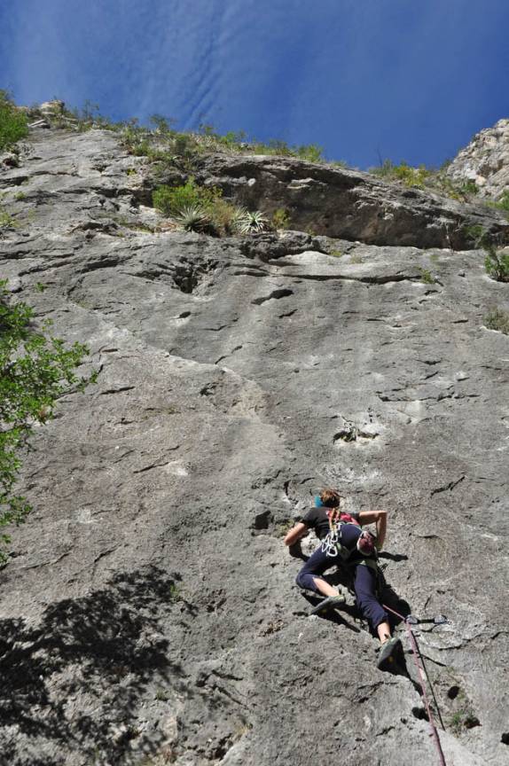 A Mili abre a segunda via do dia em Potrero Chico, no nordeste do México